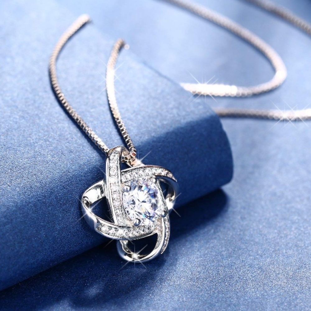 Stunning Sterling Silver Pendant & Necklace Set